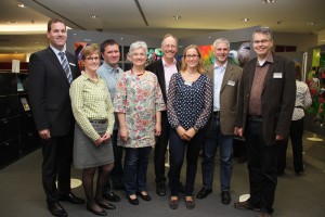 Filialdirektor Christoph Schrey (v.l.) eröffnete mit den sieben Fotografen die Ausstellung „Fotosynthese“. (ab 2.v.l.) Barbara Becker, Thomas Schuch, Jutta Schotten, Raimund Kronig, Kerstin Feierabend, Karsten Müller-Weiske und Udo Schotten freuten sich über das große Interesse an ihren Werken