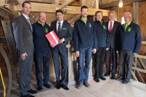 Erste Besichtigung vor der offiziellen Eröffnung mit Vertretern des Vereins: (v.l.) Geschäftsstellenleiter der Sparkasse in Weseke Edgar Ebbing, Rolf Weinbrenner, Sparkassen-Vorstandsmitglied Dr. Raoul G. Wild, 1. Vorsitzender des Mühlenvereins Christian Rottstegge, Rainer Trepmann, Regionaldirektor Hubert Buß und Paul Reining.