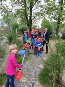 Beate Bunge (l.), Leiterin der Kindertageseinrichtung St. Marien Darup, begrüßte mit Ihren Kolleginnen und den Kindern Ulrike Weitkamp (r.), Geschäftsstellenleiterin der Sparkasse Westmünsterland in Darup. 