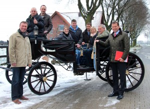 (v.l.) Georg Siesmann (2. Vorsitzender des Vereins), Josef Müller, Sebastian Müller, Marion Müller, (alle drei Fahrsportgruppe), Martin Fallenberg (1. Vorsitzender des Vereins), Markus Soddemann (Geschäftsführer), Daniela Gerding (Sparkasse Westmünsterland), Ludwig Raters (Beisitzer), Dr. Matthias Bergmann (stell. Vorstandsmitglied Sparkasse Westmünsterland).