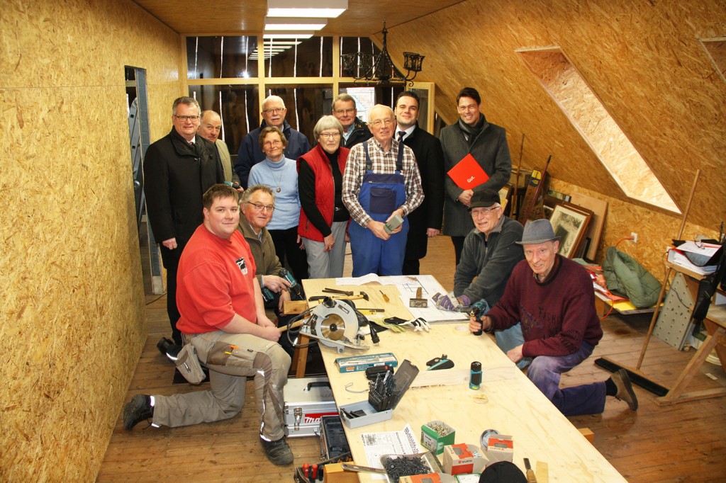  Kurze Bau-Pause mit Kaffee und Brötchen für die Mitglieder des Heimatvereins Raesfeld beim Besuch des Ersten Beigeordneten Martin Tesing und Vorstandsmitglied Dr. Raoul G. Wild und Filialdirektor Phillip Holtschlag von der Sparkasse Westmünsterland. 