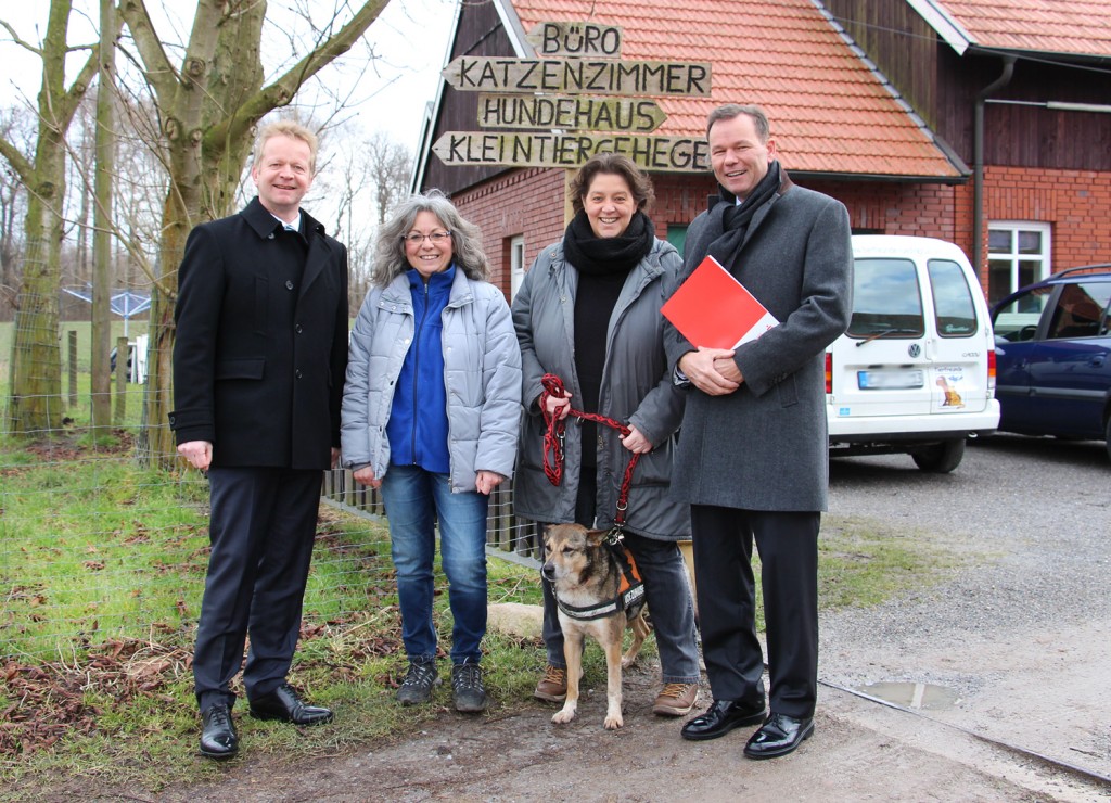 Maria Eichel (2.v.l.) und Sandra Grüter bedanken sich gemeinsam mit dem Hund Murphy bei Dr. Matthias Bergmann (r.), stellvertretendes Vorstandsmitglied und Andreas Geiping, Regionaldirektor der Sparkasse Westmünsterland, für die Unterstützung.