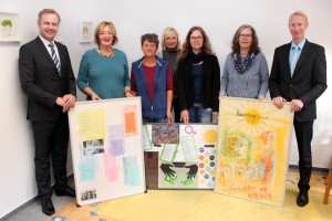 „Herzlichen Glückwunsch“ sagen Wolfgang Niehues (l.) und Ingmar Wenzel von der Sparkasse Westmünsterland. Sie wünschen (ab 2.v.l.) Elisabeth Terhorst, Christina Nagel, Annette Rüweling (ehrenamtliche Mitarbeiterin), Ria Mester und Katja Desgranges weiterhin viel Erfolg.