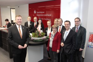 Wiedereröffnung der Filialdirektion Havixbeck mit (von links) Bürgermeister Klaus Gromöller, Tobias Harke (Kundenbetreuer), Vorstandsmitglied Karlheinz Lipp, Sandy Gernemann (Auszubildende), Marie-Christin Schaaf, Karin Wübken (alle Kundenbetreuerinnen), Margarete Schäpers (Sparkassen-Zweckverband), Vorstandsvorsitzender Heinrich-Georg Krumme, Filialdirektor Carsten Fischer und Marc Henrichmann (Sparkassen-Verwaltungsrat).