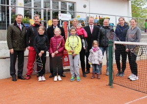 Auch die Nachwuchsspieler freuen sich auf die neue Saison. Für die Unterstützung bedankten sich Wibke Mohr, erste Vorsitzende (5.v.r.), Michael Richter, zweiter Vorsitzender (4.v.l.) sowie Esther Cordes, erste Jugendwartin (3.v.r.), bei Dr. Matthias Bergmann, stellvertretendes Vorstandsmitglied der Sparkasse Westmünsterland (l.) und Andreas Geiping, Regionaldirektor der Sparkasse in Lüdinghausen (4.v.r.).