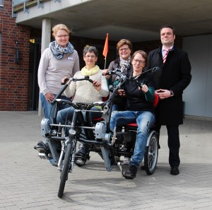 Freuen sich über das neue Gefährt: (v. l.) Margit Kasparek, Lucia Deitert (beide Caritas), Ruth Beering und Jutta Bonhoff (beide von der Bürgerstiftung) sowie Philipp Holtschlag, Filialdirektor der Sparkasse Westmünsterland.