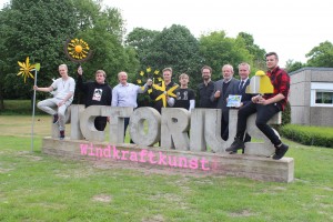 Diese Schülergruppe hat das innovative Sonnenblumenwindrad entworfen. Vanessa Krake (l.) hält es in der Hand. Dazu gehören auch Ulv Bernd Uhling (2. v. l.), Janko Pokrajac (4. v. l.), Maikel Evers (5. v. l.), Piere Dierich (r.) und Lara Wesholek (fehlt im Bild).Sparkassen-Filialdirektor Christian Overhage (2. v. r.) zeigt sich beeindruckt und gratuliert den Schülern, den Projektleitern Herbert Thesing (3. v. l.) und Markus Wengrzik (4. v. r.) sowie dem Schulleiter Helmut Kortekamp (3. v. r.) zu der Erfolgsgeschichte.