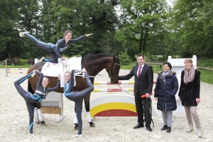 Nicht nur diese drei Mädchen freuen sich über den neuen Trainingspartner. Auch (v. r.) Mary Temminghoff (2. Vereinsvorsitzende), Maike Reuling (1. Vereinsvorsitzende) und Patrick Böing (Filialdirektor der Sparkasse Westmünsterland) sind begeistert von dem Tier