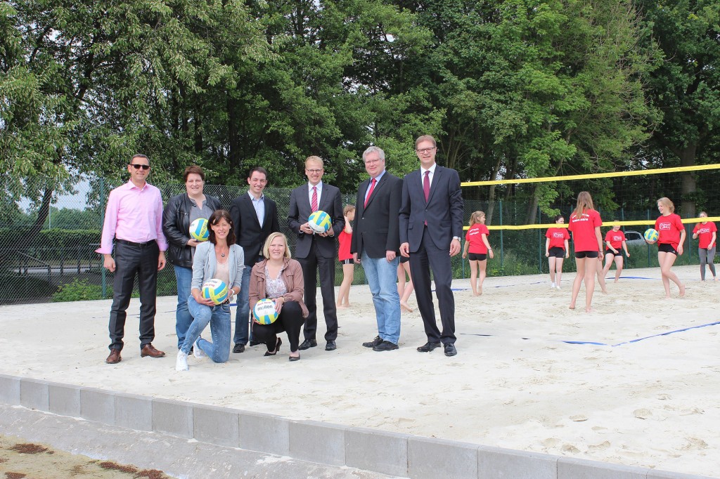 Freuen sich auf einen tollen Sommer auf der neuen Beach-Volleyballanlage: (v. l.) Thomas Knieper (Abteilung Volleyball), Silke Gertz (Abteilung Volleyball), Andrea Robert (Abteilungsleiterin Volleyball), Stephan Artmann (Vereinsmanager DJK), Maria Reining (Trainerin Volleyball), Frank Poppenborg (Sparkassenstiftung), Andreas Pieper (1. Vorsitzender DJK) und Klaus Stachowski (Sparkassenstiftung).