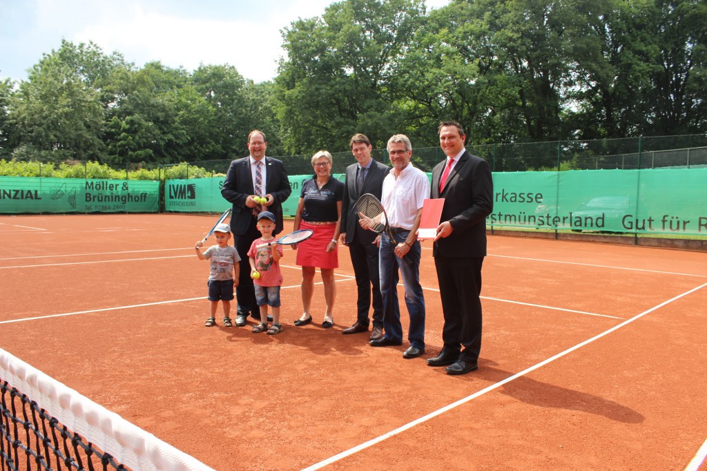 Freuen sich über die neuen Tennisplätze: (v. l.) Bürgermeister Manuel Deitert, Irmgard Schürmann (1. Vorsitzende TC Reken), Dr. Raoul G. Wild (Vorstandsmitglied Sparkasse Westmünsterland), Frank Fichtner (Sportwart) und Hendrik Hesterwerth (Filialdirektor Sparkasse Westmünsterland)