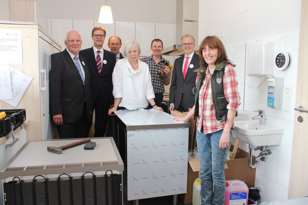 Die Küche des Johannes-Cafés ist jetzt noch eine kleine Baustelle und bald Stätte für viele Leckereien. Viel Erfolg wünschen (v. l.) Bürgermeister und Kuratoriumsvorsitzender Helmut Könning, Klaus Stachowski, Vorsitzender des Sparkassenstiftungsvorstands, Alfred Kramer, erster Vorsitzender Fortuna e.V., Margarete Wolter, zweite Vorsitzende Fortuna e.V., Holger Deutrich vom Gastronomen-Center in Gescher, Frank Poppenborg von der Sparkassenstiftung und Renate Pahl vom Johannes-Café.