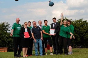 Der TV Gescher ist für die Einbeziehung von Flüchtlingen in das Sportabzeichen-Training von der Sparkassen-Finanzgruppe ausgezeichnet worden. Die mit 750 Euro dotierte Ehrung überreichten Filialdirektorin Anne Trepmann (2.v.l.), Bereichsdirektor Thomas Rudde (5.v.l.) und Vorstandsmitglied Dr. Raoul G. Wild (7.v.r.) an (von links) Markus Lüdiger, Kirsten Wissen, Bernhard Wies (Stadtsportverband), Sonja Lüdiger, Simone Berlemann und Martina Kloster.