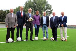 (v. l.) TSG-Vorsitzender Gerd Wagner, Landrat Dr. Christian Schulte Pellengahr, Karlheinz Lipp (Sparkassenstiftung), Thomas Kleerbaum (Abteilungsvorstand Fußball TSG-Dülmen), Klaus-Viktor Kleerbaum, Willi Wessels (beide Sparkassenstiftung) und Pual Evers (Förderverein Sportzentrum Nord)