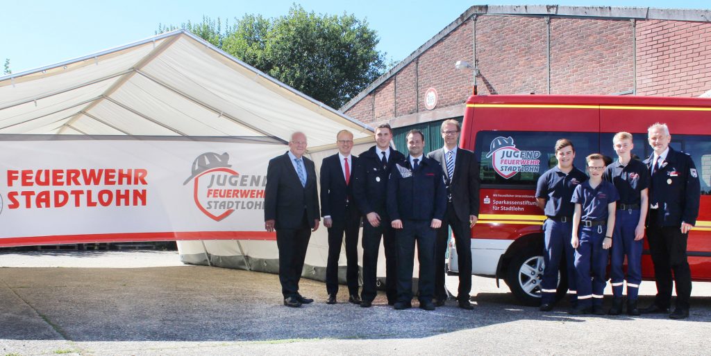 Über das neue Mannschaftszelt freuen sich (v. l.) Bürgermeister und Kuratoriumsvorsitzender Helmut Könning, Frank Poppenborg (Sparkassenstiftung), Niklas Heßling (Jugendfeuerwehr), André Garwer (Stadtjugendfeuerwehrwart), Klaus Stachowski (Sparkassenstiftung), Nils Groth, Fabian Tibo, Jonas Walfort (alle drei Mitglieder der Jugendfeuerwehr) und Günter Wewers (Leiter Feuerwehr).
