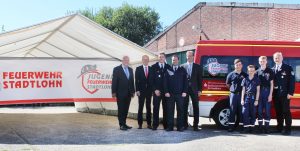 Über das neue Mannschaftszelt freuen sich (v. l.) Bürgermeister und Kuratoriumsvorsitzender Helmut Könning, Frank Poppenborg (Sparkassenstiftung), Niklas Heßling (Jugendfeuerwehr), André Garwer (Stadtjugendfeuerwehrwart), Klaus Stachowski (Sparkassenstiftung), Nils Groth, Fabian Tibo, Jonas Walfort (alle drei Mitglieder der Jugendfeuerwehr) und Günter Wewers (Leiter Feuerwehr).