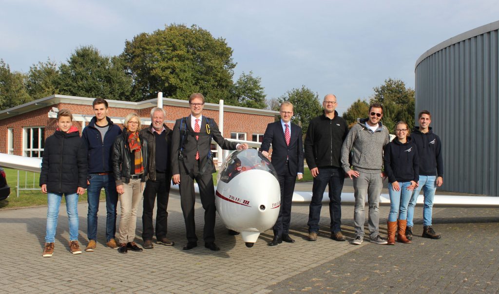 Mit neuen Rettungsfallschirmen geht es weiter hoch hinaus. Darüber freuen sich (v. l.) Philipp Velken, Pascal Koschel, Silke Mensing, Bernd Mensing, Klaus Stachowski, Frank Poppenborg (beide Sparkassenstiftung), Dieter Grotholt, Max Mensing, Anne Mensing und Tobias Borgers.