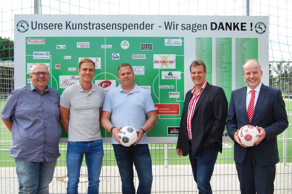 Individuelle Förderung steht im Fokus bei Vorwärts Epe. Darüber freuen sich (v. r.) Stefan Nadicksbernd (Sparkasse Westmünsterland), Thomas Buß (1. Vorsitzender), Mike Kernebeck (Jugendleiter), Jens Wissing und Christian Schepers (Vorwärts Epe). Foto: Birgit Hüsing-Hackfort