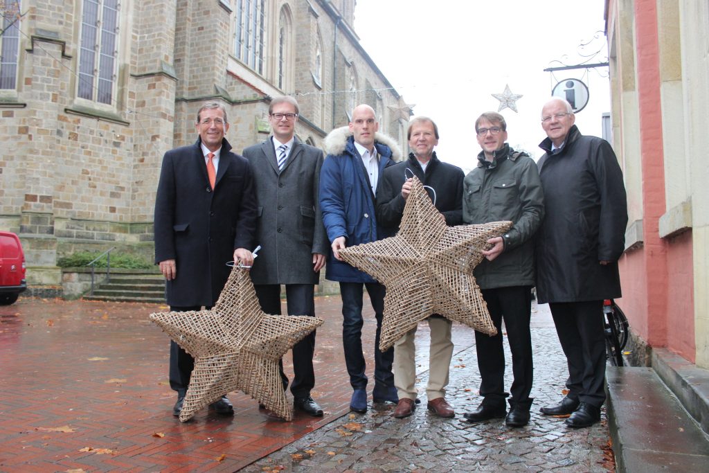 Wünschen eine besinnliche Adventszeit: Heinrich-Georg Krumme (Vorstandsvorsitzender Sparkasse Westmünsterland), Klaus Stachowski (Vorstandsvorsitzender Sparkassenstiftung für Stadtlohn), Jan-Peter Greving, Ludger Gevers (beide Immoblien- und Standortgemeinschaft "Innenstadt Stadtlohne.V."), Martin Auras (Geschäftsführer SMS-Stadtmarketing Stadtlohn) und Bürgermeister Helmut Könning.