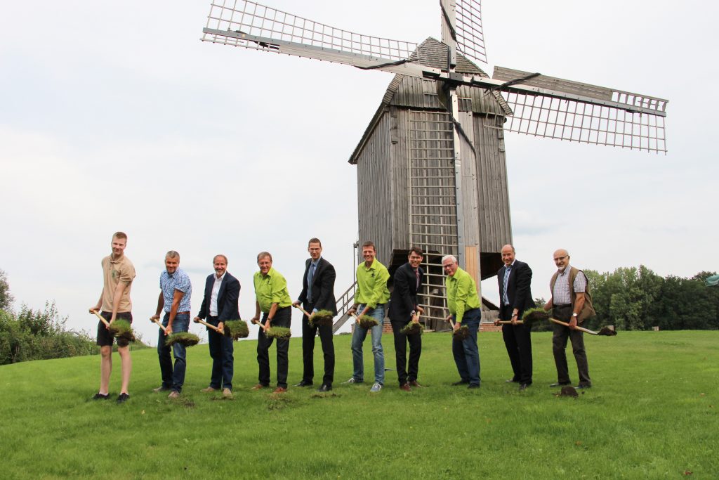 Erster Spatenstich mit den Unterstützern (v.l.) Elias Rottstegge (Müllerazubi), Andre Niehaus (Niehaus Garten- und Landschaftsbau), Roland Schulz (Architekt), Rainer Trepmann (Schriftführer), Edgar Ebbing (Sparkasse Westmünsterland), Christian Rottstegge (1. Vorsitzender), Dr. Raoul G. Wild (Sparkassen-Vorstandsmitglied), Paul Reining (2. Vorsitzender), Norbert Nießing (1. Beigeordneter und Kämmerer der Stadt Borken), Hubert Börger (1. stv. Bürgermeister der Stadt Borken).