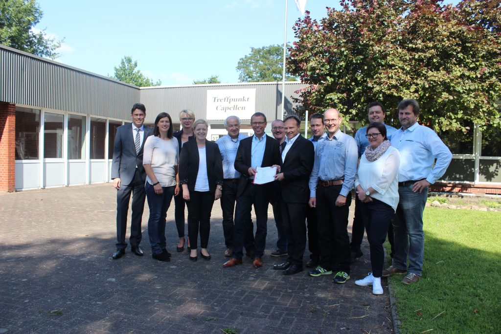 Stolz auf das Projekt: (v. l.) Dr. Raoul G. Wild (Sparkassenstiftung), Andrea Ening, Andrea Ahlmer, Anne Trepmann (Sparkasse Westmünsterland), Richard Ahlmer, Berthold Höing, Bernhard Wies, Landrat Dr. Kai Zwicker, Stefan Ening, Michael Bessler, Iris Heumer, Frank Mensing und Christoph Heumer.