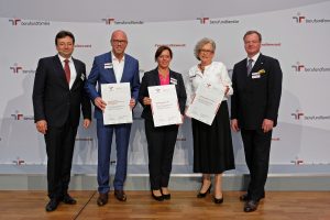 Stephanie Enneper-Groten, Personalreferentin der Sparkasse Westmünsterland, mit dem Zertifikat „auditberufundfamilie“, das sie von Oliver Schmitz, Geschäftsführer der berufundfamilieService GmbH (links) und John-Philip Hammersen, Geschäftsführer der Gemeinnützigen Hertie-Stiftung (rechts) erhielt.