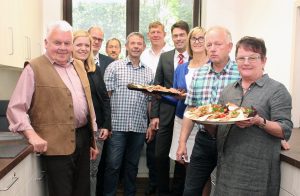 Die neue Küche wird direkt genutzt um Teig für das Backhaus herzustellen. Eine Kostprobe gab es für: (v. l.) Bernhard Voßkühler, Anne Trepmann, Heiko Nienhaus (beide Sparkasse Westmünsterland), Heinz Grösbrink, Reinhold Gertz, Boris Schulz, Dr. Raoul G. Wild (Vorstandsmitglied Sparkasse Westmünsterland), Birgit Schulz, Ludger ven der Buß und Mathilde Grösbrink.