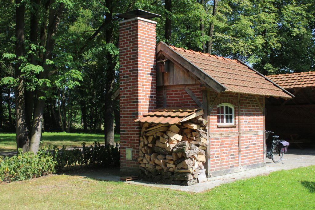 Im eigenen Backhaus können die Mitglieder und die Besucher leckeres Brot backen.