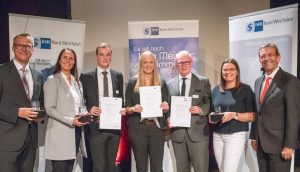 Zu den besten Azubis der Sparkasse Westmünsterland zählen David Klaas (3.v.l.), Corinna Schleifnig (4.v.l.) und Benedikt Limberg (5.v.l.), die von der IHK für ihre sehr guten Ausbildungsabschlüsse ausgezeichnet wurden, hier mit (von links) Rolf Hoffboll, Leiter Personalentwicklung, Anke Richter, Ausbildungsleiterin, Klassenlehrerin Simone Bittner (2.v.r.) und Heinrich-Georg Krumme, Sparkassen-Vorstandsvorsitzender und IHK-Vizepräsident. Foto: Maik Grundmann
