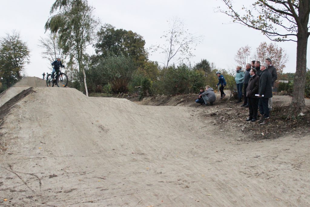 Im Bikepark zeigen die Jugendlichen ihr Können den Gästen von der Sparkassenstiftung