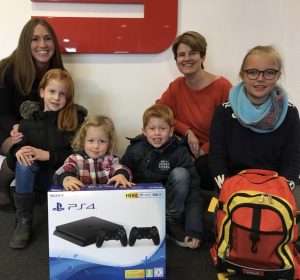 Vera Giesing, Geschäftsstellenleiterin in Wessum, freut sich mit Dana und ihrer Familie über den super Gewinn