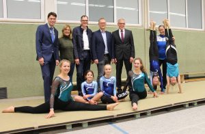 Die Turnerinnen des TV Borken trainieren mit der neuen Tumblingbahn unter Wettkampfbedingungen. Es freuen sich (hintere Reihe v. l.) Dr. Raoul G. Wild (Vorstandsmitglied Sparkasse Westmünsterland), Beatrix Fooke (Sportwartin TV Borken), Michael Heistermann (Geschäftsführer TV Borken), Wilfried Kersting (1. Vorsitzender TV Borken), Hubert Buß (Regionaldirektor Sparkasse Westmünsterland) und Yvonne März (Abteilungsleiterin).