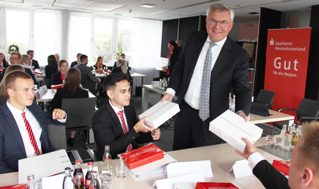 Vorstandsmitglied Jürgen Büngeler überrascht die Auszubildenden zum Start mit eigenen iPads.