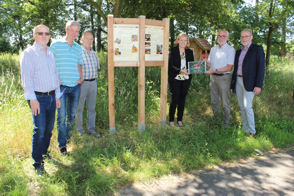 Der Imkereiverein hat eine Oase für die Bienen geschaffen und lädt die Passanten ein, sich mehr über die fleißigen Insekten zu informieren. Darüber freuen sich (v.l.) Manfred Engbers, Heinrich Osterkamp, Klaus Kreyelkamp, Anne Trepmann (Sparkasse Westmünsterland), Theo Heenen und Thomas Bolwin. 