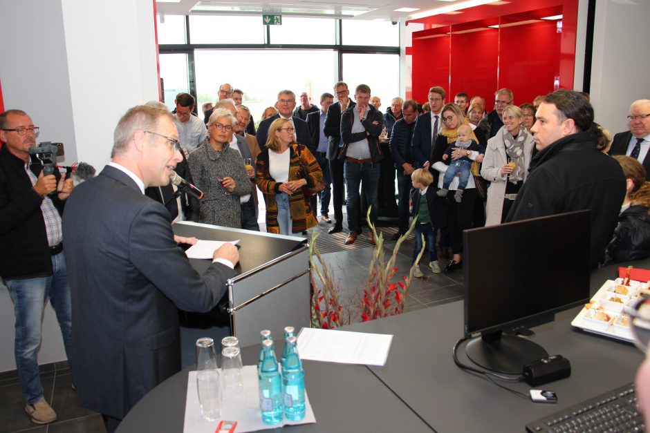 Viele Besucher bei Eröffnung des Sparkassen-Beratungscenters Hovesath