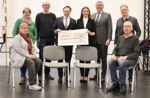 Über die gelungene Umsetzung des Dorfgemeinschaftshauses in Wessum freuen sich: (v. l.) Kolping-Vorstandsmitglied Petra Ikemann, Kolping-Vorstandsmitglied Annetraud Terbeck, Jan Gerling (Kassierer), Landrat Dr. Kai Zwicker, Vera Giesing (Leiterin Sparkassen-Beratungscenter Wessum), Sparkassen-Vorstandsmitglied Jürgen Büngeler, Bruno Eing (1. Vorsitzender Kolpingsfamilie Wessum) und Kolping-Vorstandsmitglied Antonius Terbeck.