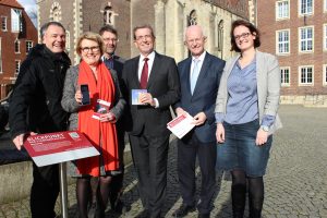 Die Tafeln zu den neuen Stadtrundgängen zeigen (vlnr.) Beigeordneter Thomas Backes, Birgitt Tempelmann (Sparkasse Westmünsterland), Stadtarchivar Norbert Damberg, Vorstandsvorsitzender Heinrich-Georg Krumme (Sparkasse Westmünsterland), Bürgermeister Heinz Öhmann und Dr. Kristina Sievers-Fleer, Leiterin des Stadtmuseums „Das Tor“