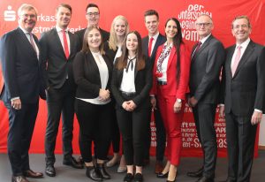 Ihre Ausbildung zu Bankkaufleuten bei der Sparkasse Westmünsterland haben (ab 2. v. l.) Mike Adler, Lena Marpert, Gero Göllmann, Anna Roßmöller, Mira Panknin und Johannes Wiemann erfolgreich abgeschlossen. Sie stammen aus Ahaus beziehungsweise sind dort tätig. Ihnen gratulieren (links) Vorstandsmitglied Jürgen Büngeler, (v.r.) Vorstandsvorsitzender Heinrich-Georg Krumme, Personalratsvorsitzender Johannes ter Huurne und Ausbildungsleiterin Anke Richter.