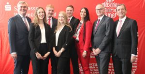 Ihre Ausbildung zu Bankkaufleuten bei der Sparkasse Westmünsterland haben (ab 2. v. l.) Franca Nießing, Matthias Stevens, Maike Elsweier und Nick van der Linde erfolgreich abgeschlossen. Sie stammen aus Bocholt und aus Rhede beziehungsweise sind dort tätig Ihnen gratulieren (links) Vorstandsmitglied Jürgen Büngeler, (v.r.) Vorstandsvorsitzender Heinrich-Georg Krumme, Personalratsvorsitzender Johannes ter Huurne und Ausbildungsleiterin Anke Richter.