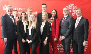 Ihre Ausbildung zu Bankkaufleuten bei der Sparkasse Westmünsterland haben (ab 2. v. l.) Maximilian Kroes, Lea Selting, Matthias Stevens, Maren Fleitmann, Maike Elsweier und Gero Göllmann erfolgreich abgeschlossen. Sie stammen aus Borken und aus Raesfeld beziehungsweise sind dort tätig. Ihnen gratulieren (links) Vorstandsmitglied Jürgen Büngeler, (v.r.) Vorstandsvorsitzender Heinrich-Georg Krumme, Personalratsvorsitzender Johannes ter Huurne und Ausbildungsleiterin Anke Richter.