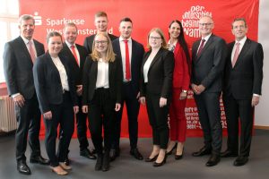 Ihre Ausbildung zu Bankkaufleuten bei der Sparkasse Westmünsterland haben (ab 2. v. l.) Lea Mensing, Tobias Dalhaus, Lena Peffermann, Roger Eggenkemper, Lutz Bauerdick und Ina Lütke Volksbeck erfolgreich abgeschlossen. Sie stammen aus Dülmen beziehungsweise sind dort tätig. Ihnen gratulieren (links) Vorstandsmitglied Norbert Hypki, (v.r.) Vorstandsvorsitzender Heinrich-Georg Krumme, Personalratsvorsitzender Johannes ter Huurne und Ausbildungsleiterin Anke Richter.