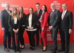 Ihre Ausbildung zu Bankkaufleuten bei der Sparkasse Westmünsterland haben (ab 2. v. l.) Janina Schlag, Shana Förster, Lana Weinem und Johannes Wiemann erfolgreich abgeschlossen. Sie stammen aus Gronau beziehungsweise sind dort tätig.Ihnen gratulieren (links) Vorstandsmitglied Jürgen Büngeler, (v.r.) Vorstandsvorsitzender Heinrich-Georg Krumme, Personalratsvorsitzender Johannes ter Huurne und Ausbildungsleiterin Anke Richter.