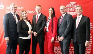Ihre Ausbildung zu Bankkaufleuten bei der Sparkasse Westmünsterland haben (ab 2. v. l.) Lena Marpert und Mirco Bücker erfolgreich abgeschlossen. Sie stammen aus Heek beziehungsweise sind dort tätig. Ihnen gratulieren (links) Vorstandsmitglied Jürgen Büngeler, (v.r.) Vorstandsvorsitzender Heinrich-Georg Krumme, Personalratsvorsitzender Johannes ter Huurne und Ausbildungsleiterin Anke Richter.