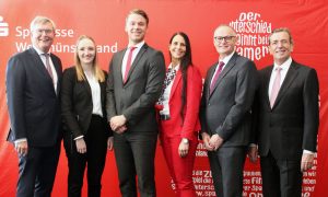 Ihre Ausbildung zu Bankkaufleuten bei der Sparkasse Westmünsterland haben (ab 2. v. l.) die beiden Legdener Sophia Efkemann und Mike Adler erfolgreich abgeschlossen. Ihnen gratulieren (links) Vorstandsmitglied Jürgen Büngeler, (v.r.) Vorstandsvorsitzender Heinrich-Georg Krumme, Personalratsvorsitzender Johannes ter Huurne und Ausbildungsleiterin Anke Richter.