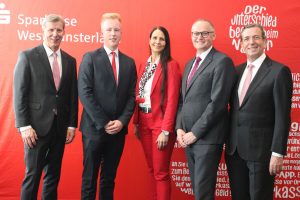 Simon Nüse (2. v. l.) aus Nordkirchen hat seine Ausbildung zum Bankkaufmann bei der Sparkasse Westmünsterland erfolgreich abgeschlossen. Ihm gratulieren (links) Vorstandsmitglied Norbert Hypki, (v.r.) Vorstandsvorsitzender Heinrich-Georg Krumme, Personalratsvorsitzender Johannes ter Huurne und Ausbildungsleiterin Anke Richter.