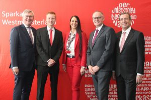 Mirco Bücker (2. v. l.) aus Schöppingen hat seine Ausbildung zum Bankkaufmann bei der Sparkasse Westmünsterland erfolgreich abgeschlossen. Er ist nun im Sparkassen-Beratungscenter Heek tätig. Ihm gratulieren (links) Vorstandsmitglied Jürgen Büngeler, (v.r.) Vorstandsvorsitzender Heinrich-Georg Krumme, Personalratsvorsitzender Johannes ter Huurne und Ausbildungsleiterin Anke Richter.