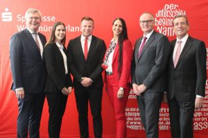 Ihre Ausbildung zu Bankkaufleuten bei der Sparkasse Westmünsterland haben (ab 2. v. l.) Lea Selting und Maximilan Kroes erfolgreich abgeschlossen. Sie sind in der Sparkassen-Regionaldirektion Stadtlohn tätig. Ihnen gratulieren (links) Vorstandsmitglied Jürgen Büngeler, (v.r.) Vorstandsvorsitzender Heinrich-Georg Krumme, Personalratsvorsitzender Johannes ter Huurne und Ausbildungsleiterin Anke Richter.