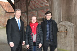 Zur Location-Tour Anfang März traf Sparkassen-Vorstandsmitglied Norbert Hypki (l.) die beiden jungen Filmemacher Lotte Ruf (Produzentin) und Mark Lorei (Regisseur) auf Haus Runde.