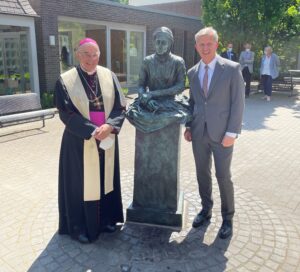 Vorstandsmitglied Norbert Hypki (r.) freute sich gemeinsam mit Dr. Felix Genn, Bischof von Münster über den festlichen Tag.