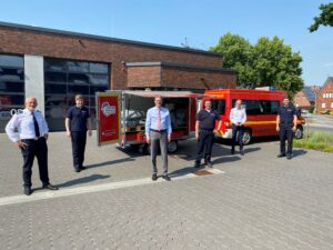 Im neuen Anhänger hat jedes Teil seinen Platz und der Raum wird optimal genutzt. Über so viel gemeinsames Engagement freuen sich (v .l.) Günter Wewers (Leiter Feuerwehr), Florian Sicking (Jugendfeuerwehr), Klaus Stachowski (Sparkassenstiftung), Michael Busert (Jugendfeuerwehr), Frank Poppenborg (Sparkassenstiftung) und Niklas Heßling (Jugendfeuerwehr). Foto: Sparkasse Westmünsterland
