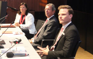 Die Leiterin Personalentwicklung Stephanie Enneper-Groten, Vorstandsvorsitzender Heinrich-Georg Krumme und Ausbildungsleiter Christian Wittland hören bei der Vorstellungsrunde der neuen Auszubildenden zu.